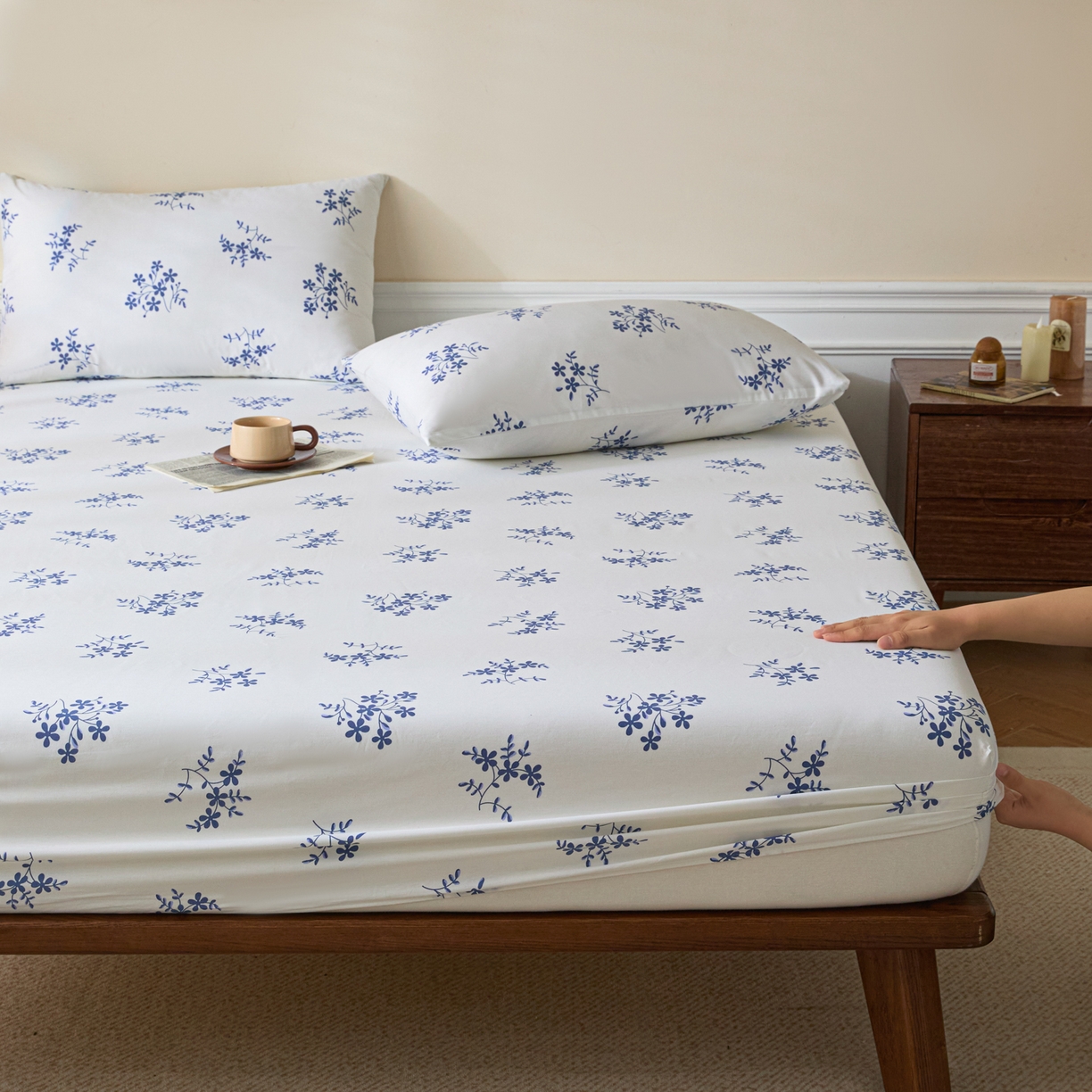 91家纺网 家纺一手货源 找家纺 梵克保罗 2026新款全棉专版花型青花瓷系列单品床笠 韵意盈蓝