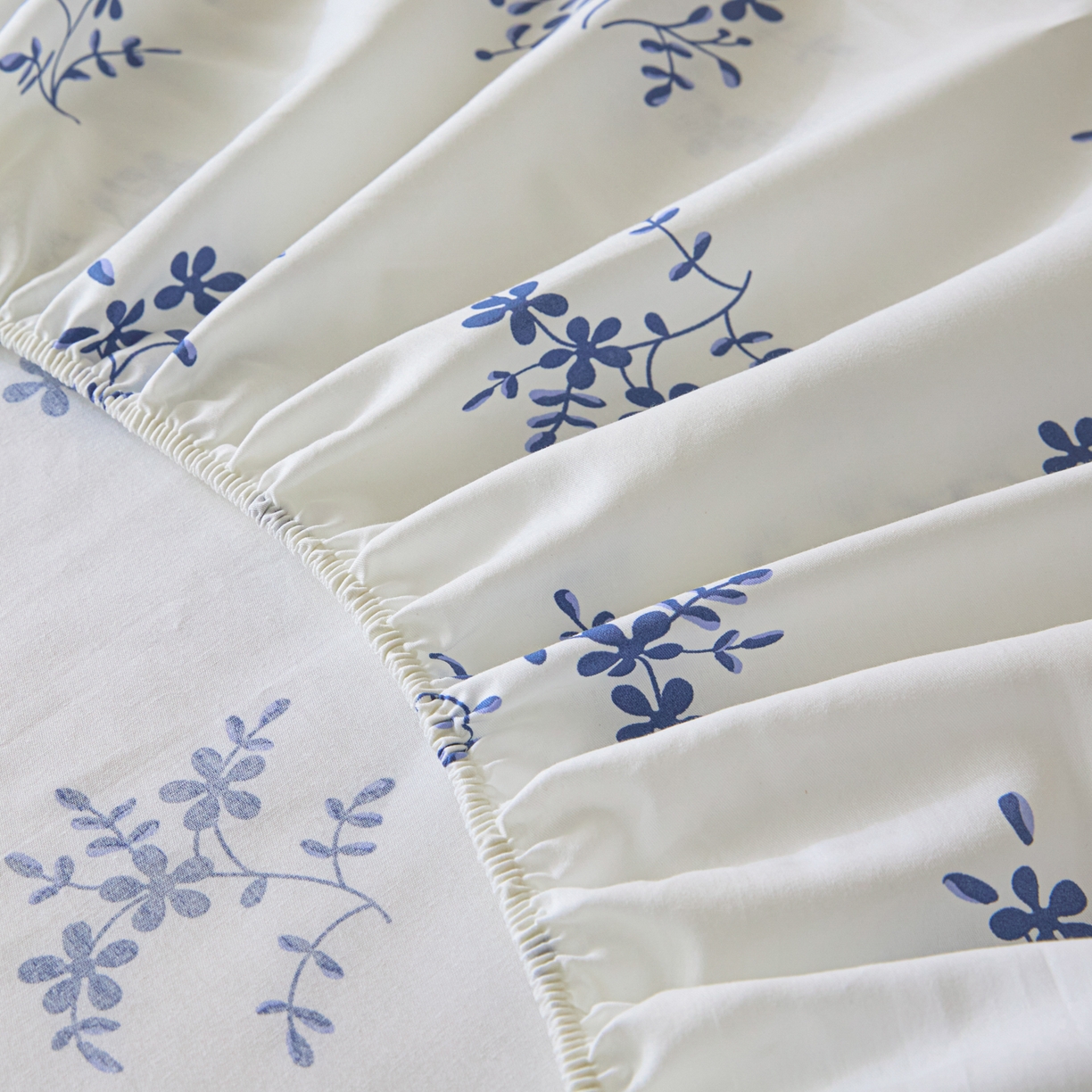 91家纺网 家纺一手货源 找家纺 梵克保罗 2026新款全棉专版花型青花瓷系列单品床笠 韵意盈蓝