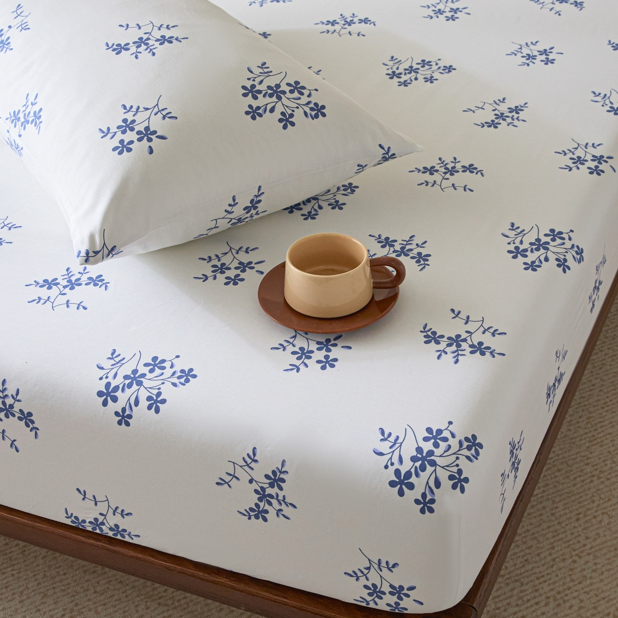 91家纺网 家纺一手货源 找家纺 梵克保罗 2026新款全棉专版花型青花瓷系列单品床笠 韵意盈蓝