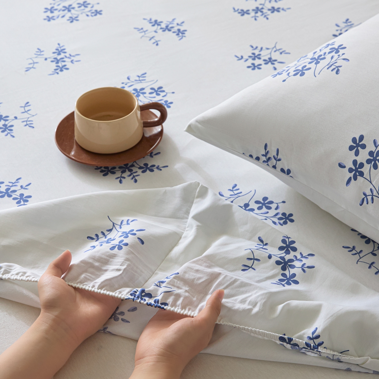 91家纺网 家纺一手货源 找家纺 梵克保罗 2026新款全棉专版花型青花瓷系列单品床笠 韵意盈蓝