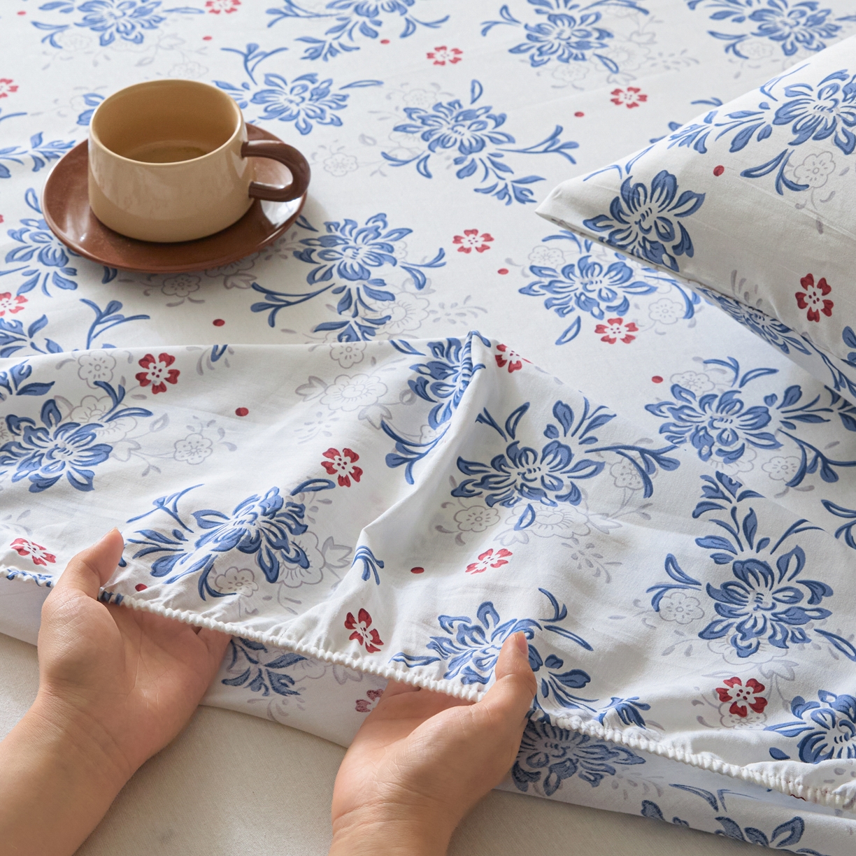 91家纺网 家纺一手货源 找家纺 梵克保罗 2026新款全棉专版花型青花瓷系列单品床笠 釉知春