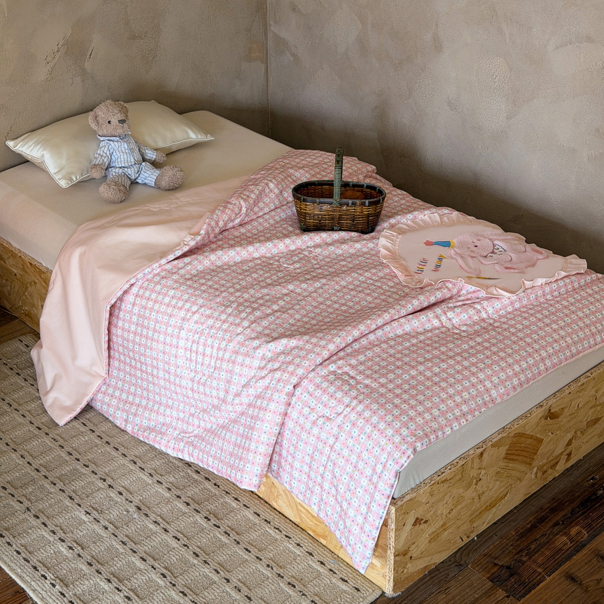 91家纺网 家纺一手货源 找家纺 喜多兔儿童家纺 2026新款A类全棉双层纱贴布绣夏被夏凉被空调被 粉色罗琳小兔宝