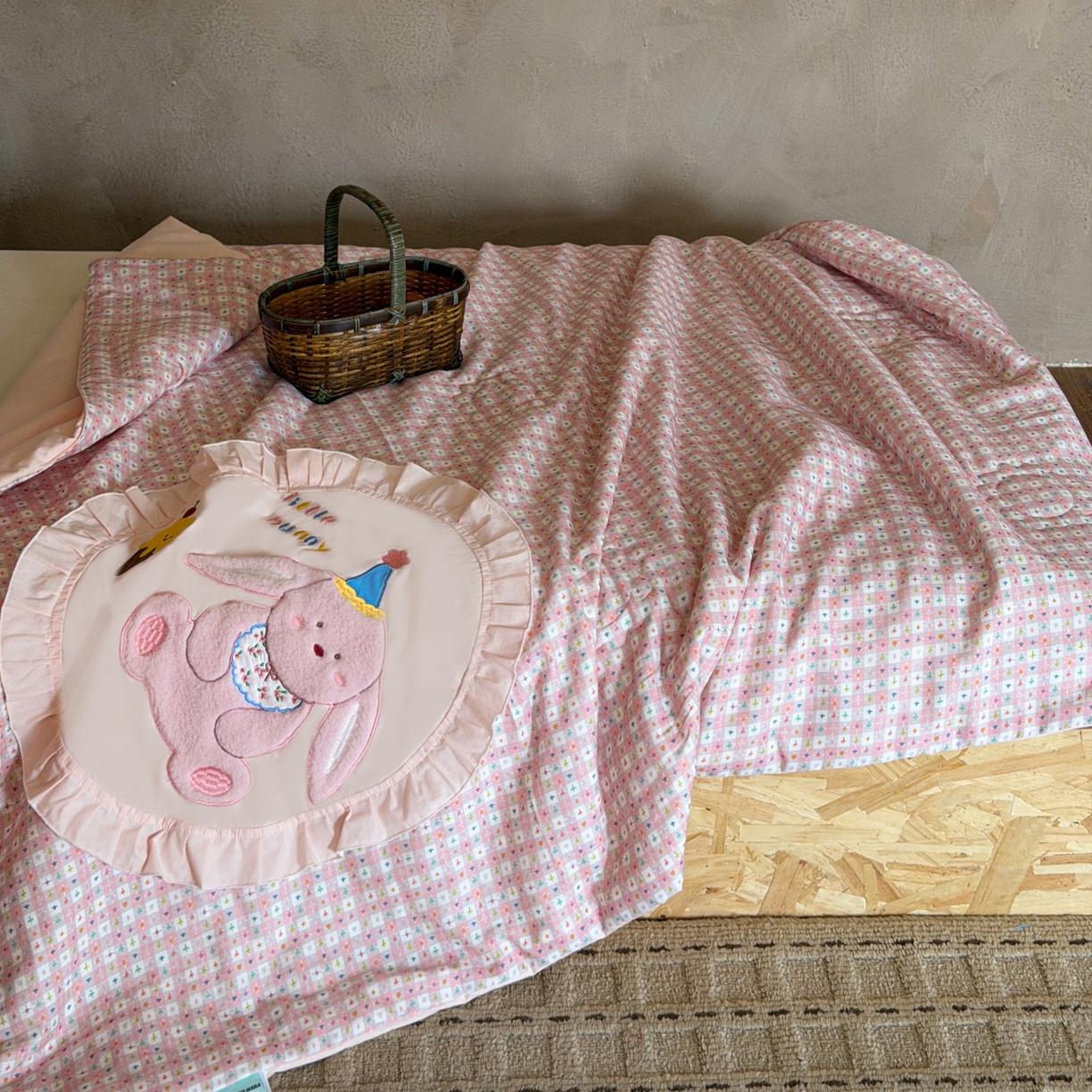 91家纺网 家纺一手货源 找家纺 喜多兔儿童家纺 2026新款A类全棉双层纱贴布绣夏被夏凉被空调被 粉色罗琳小兔宝