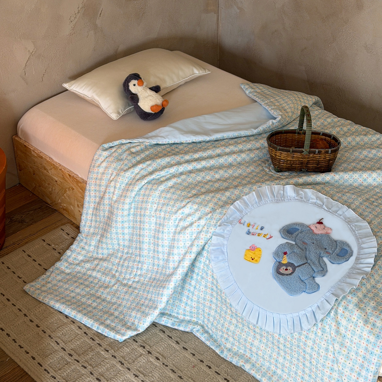 91家纺网 家纺一手货源 找家纺 喜多兔儿童家纺 2026新款A类全棉双层纱贴布绣夏被夏凉被空调被 蓝色艾斯小象宝