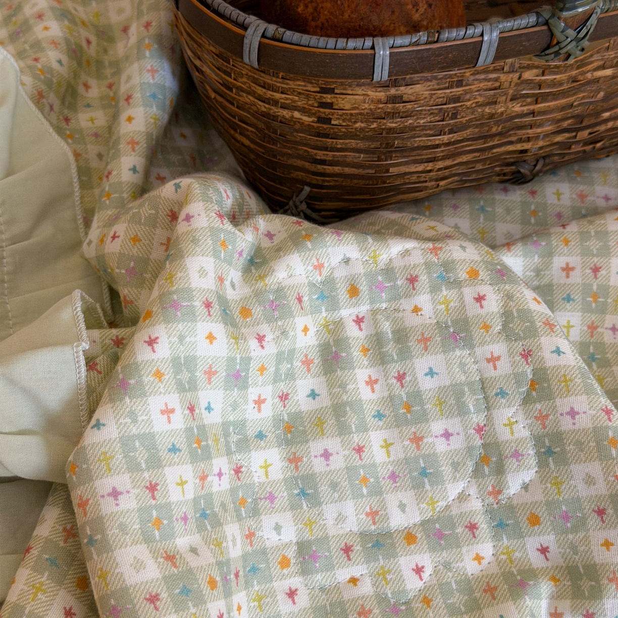 91家纺网 家纺一手货源 找家纺 喜多兔儿童家纺 2026新款A类全棉双层纱贴布绣夏被夏凉被空调被 绿色桑迪小企鹅