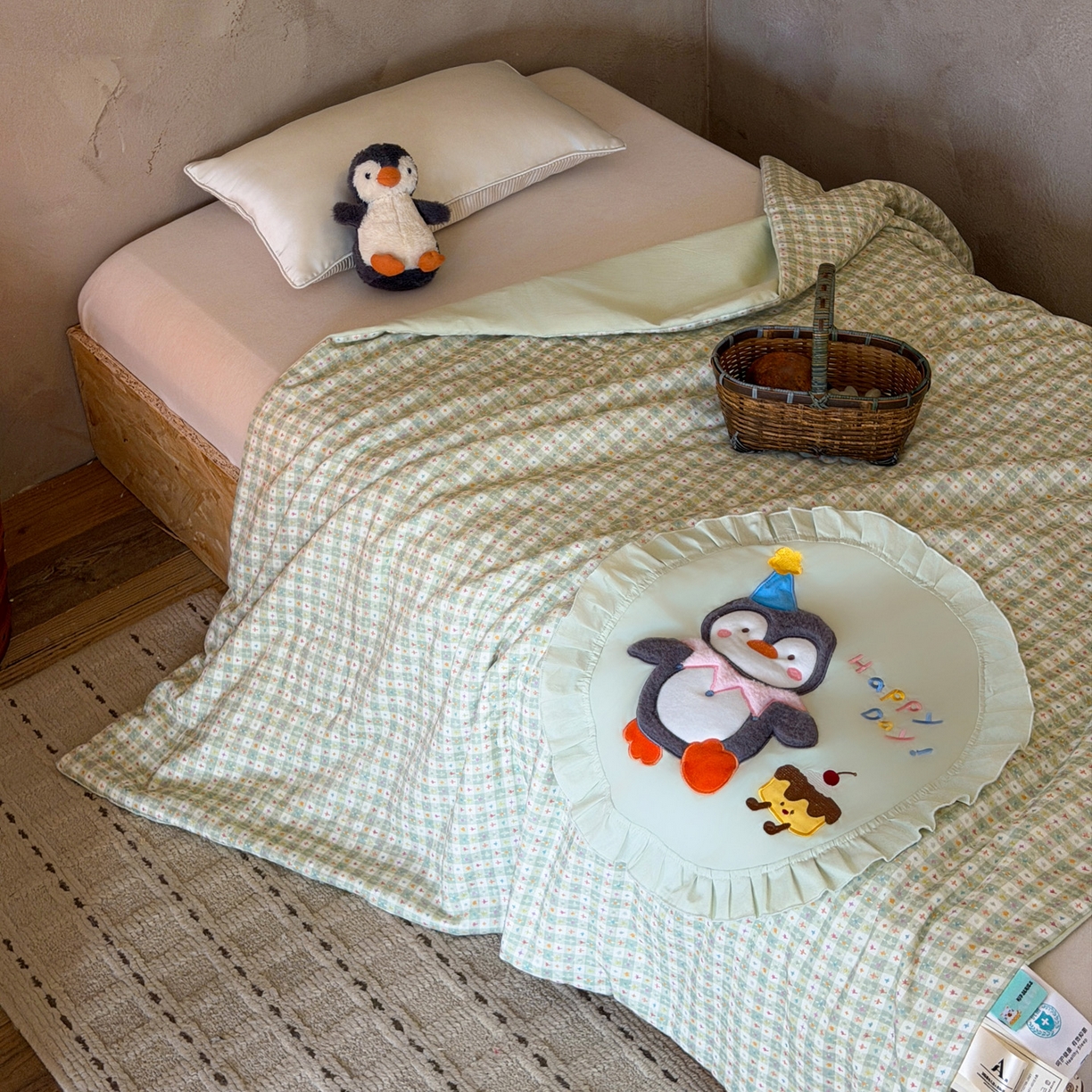 91家纺网 家纺一手货源 找家纺 喜多兔儿童家纺 2026新款A类全棉双层纱贴布绣夏被夏凉被空调被 绿色桑迪小企鹅
