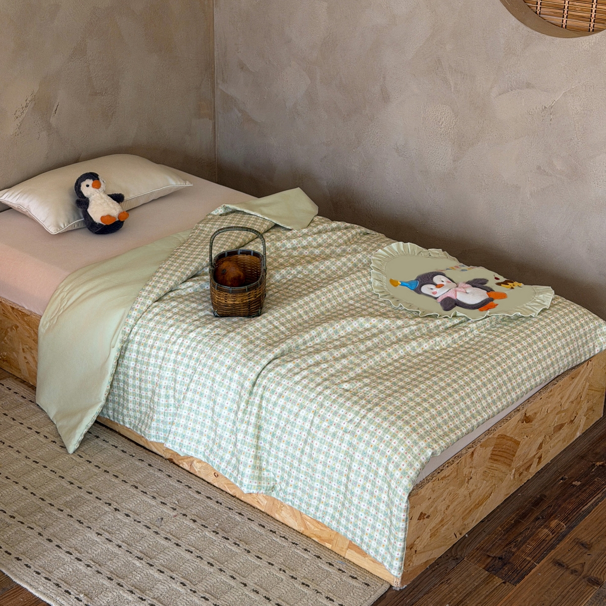 91家纺网 家纺一手货源 找家纺 喜多兔儿童家纺 2026新款A类全棉双层纱贴布绣夏被夏凉被空调被 绿色桑迪小企鹅