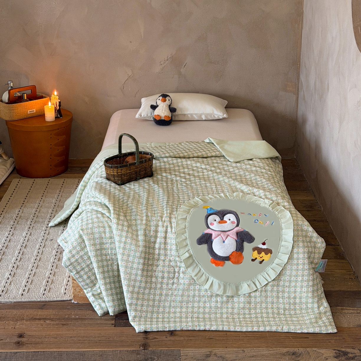 91家纺网 家纺一手货源 找家纺 喜多兔儿童家纺 2026新款A类全棉双层纱贴布绣夏被夏凉被空调被 绿色桑迪小企鹅