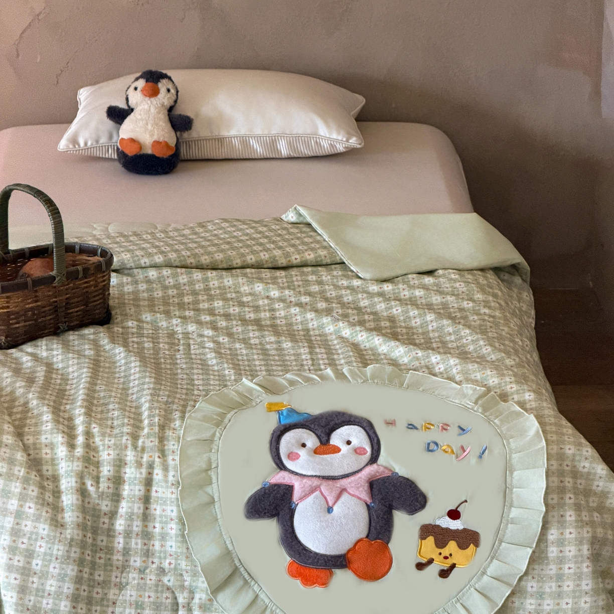 91家纺网 家纺一手货源 找家纺 喜多兔儿童家纺 2026新款A类全棉双层纱贴布绣夏被夏凉被空调被 绿色桑迪小企鹅