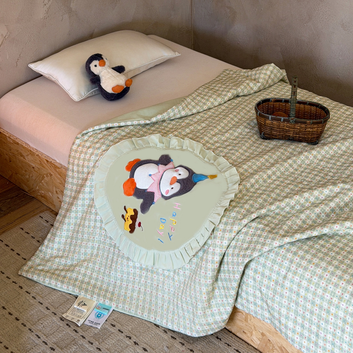 91家纺网 家纺一手货源 找家纺 喜多兔儿童家纺 2026新款A类全棉双层纱贴布绣夏被夏凉被空调被 绿色桑迪小企鹅