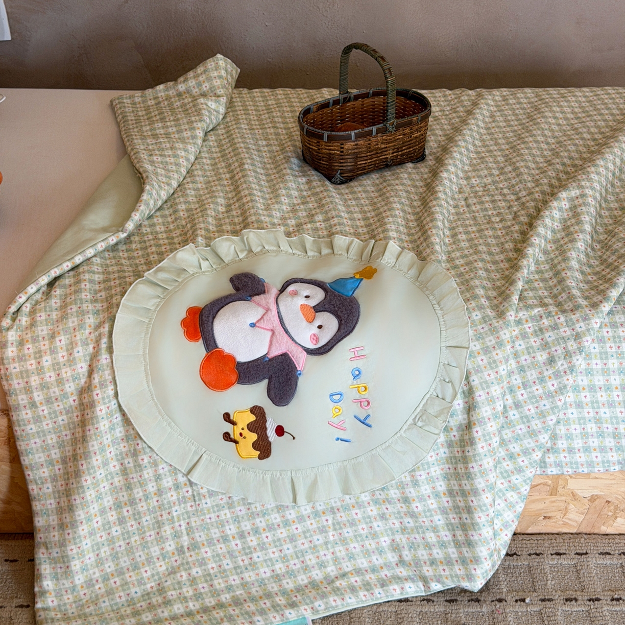 91家纺网 家纺一手货源 找家纺 喜多兔儿童家纺 2026新款A类全棉双层纱贴布绣夏被夏凉被空调被 绿色桑迪小企鹅