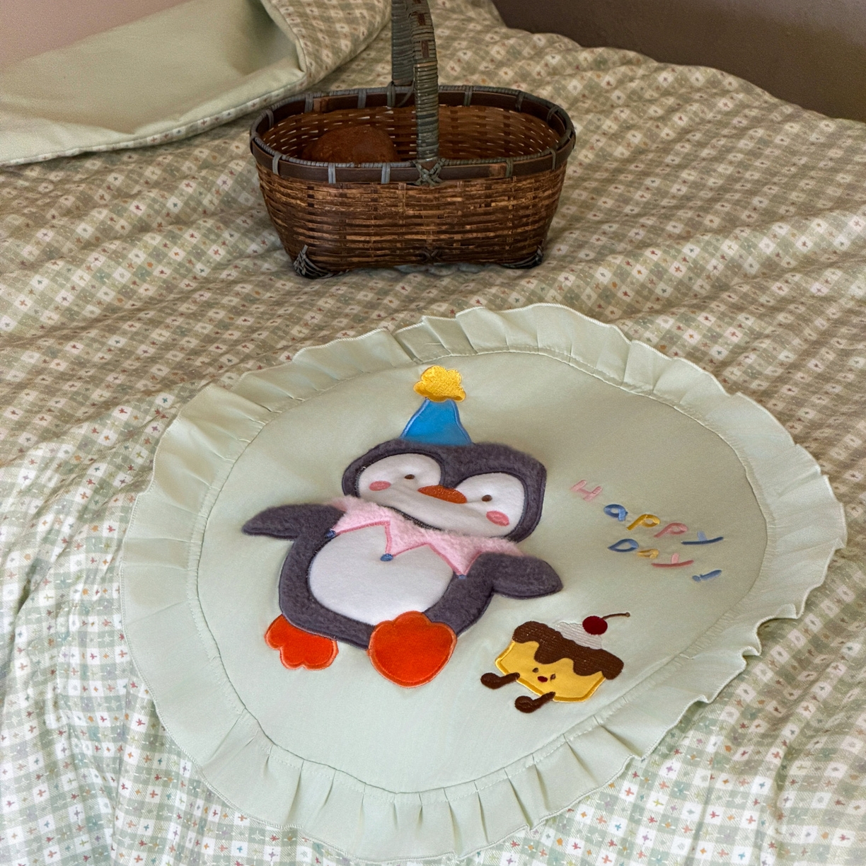 91家纺网 家纺一手货源 找家纺 喜多兔儿童家纺 2026新款A类全棉双层纱贴布绣夏被夏凉被空调被 绿色桑迪小企鹅