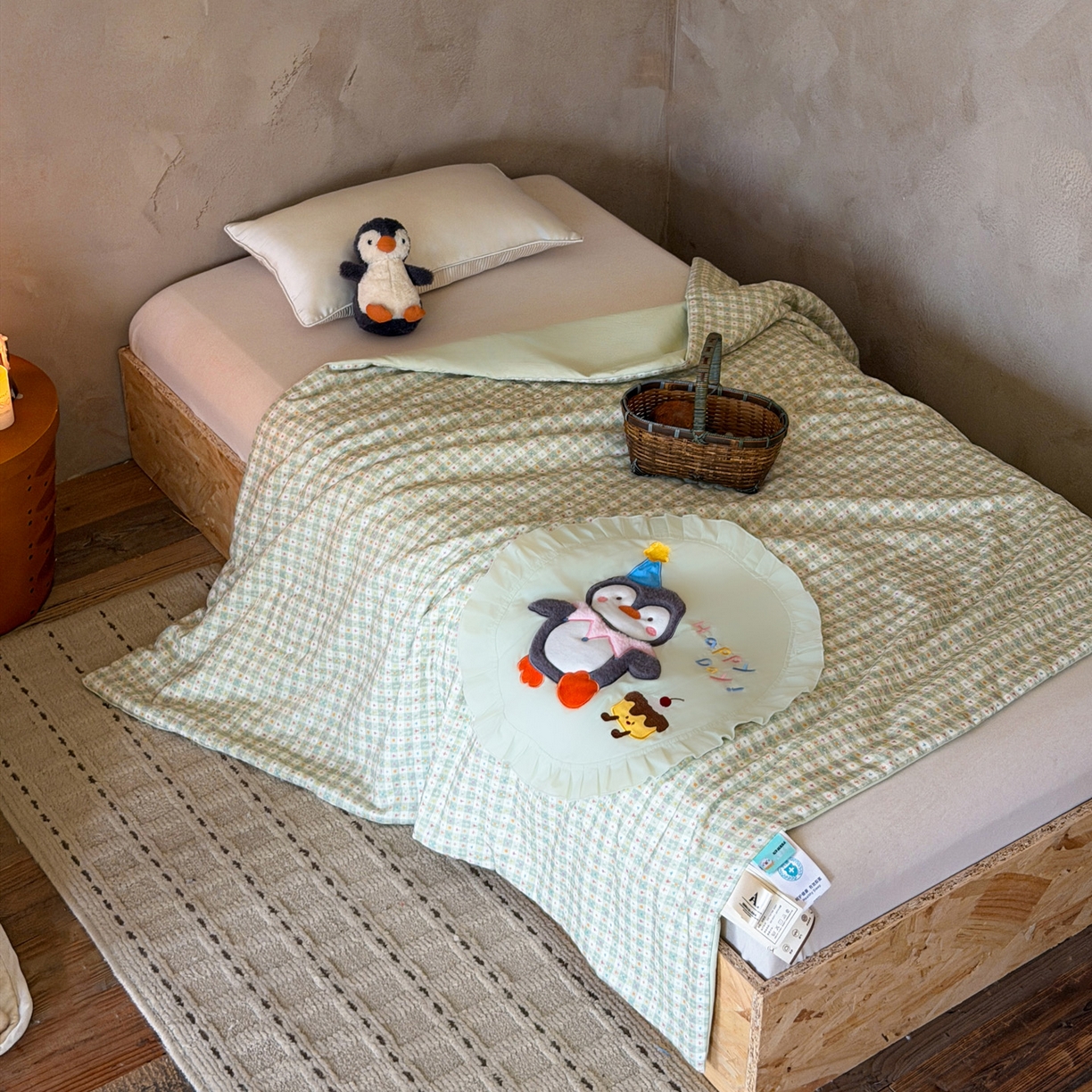 91家纺网 家纺一手货源 找家纺 喜多兔儿童家纺 2026新款A类全棉双层纱贴布绣夏被夏凉被空调被 绿色桑迪小企鹅