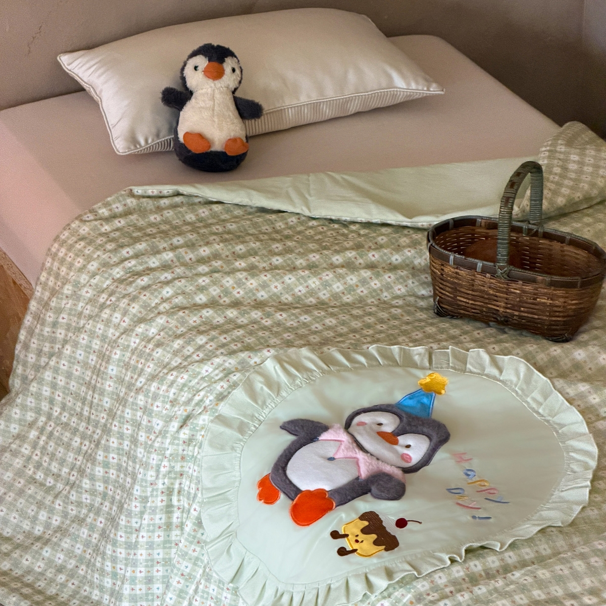 91家纺网 家纺一手货源 找家纺 喜多兔儿童家纺 2026新款A类全棉双层纱贴布绣夏被夏凉被空调被 绿色桑迪小企鹅