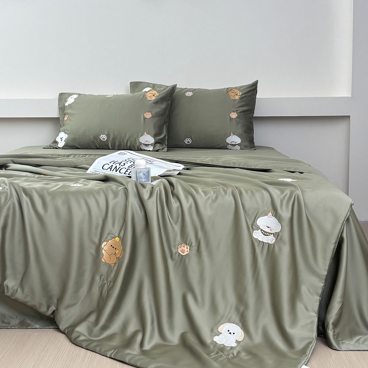 91家纺网 家纺一手货源 找家纺 波比可可 2026新款春夏凉感莱赛尔60支兰精天丝绣花夏被四件套 幸运小狗