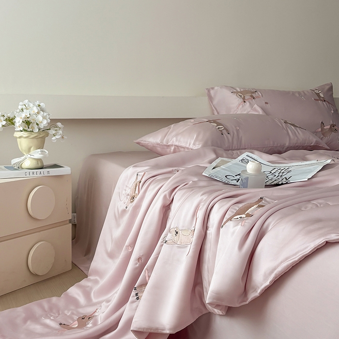 91家纺网 家纺一手货源 找家纺 波比可可 2026新款春夏凉感莱赛尔60支兰精天丝绣花夏被四件套 甜蜜花园