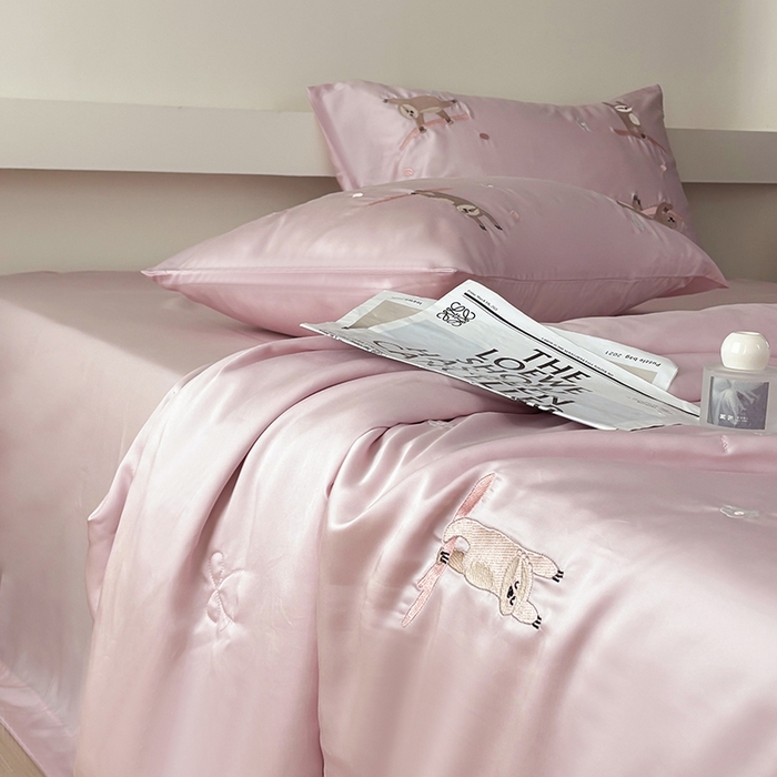 91家纺网 家纺一手货源 找家纺 波比可可 2026新款春夏凉感莱赛尔60支兰精天丝绣花夏被四件套 甜蜜花园