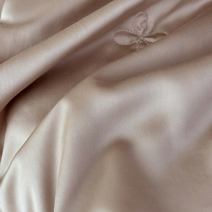 91家纺网 家纺一手货源 找家纺 波比可可 2026新款春夏凉感莱赛尔60支兰精天丝绣花夏被四件套 萌宠日记