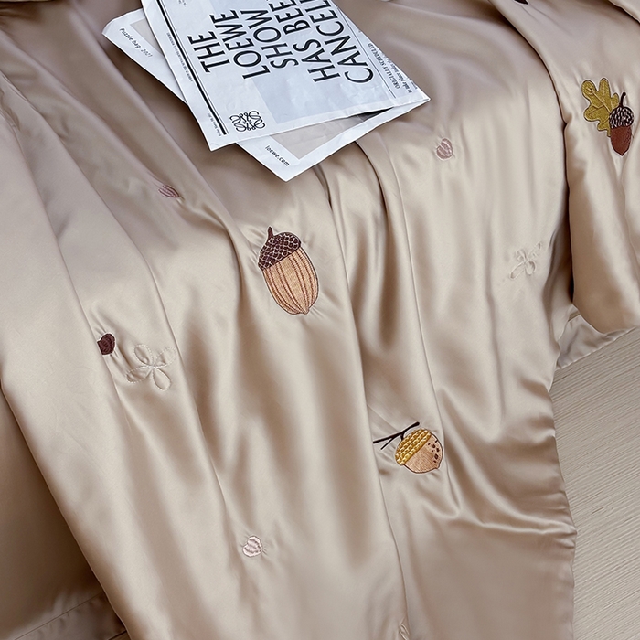 91家纺网 家纺一手货源 找家纺 波比可可 2026新款春夏凉感莱赛尔60支兰精天丝绣花夏被四件套 萌宠日记