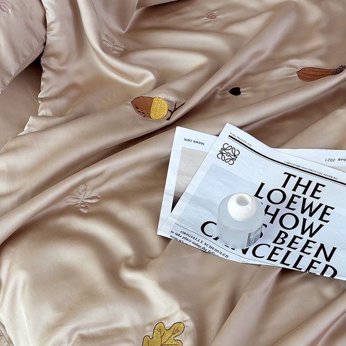 91家纺网 家纺一手货源 找家纺 波比可可 2026新款春夏凉感莱赛尔60支兰精天丝绣花夏被四件套 萌宠日记