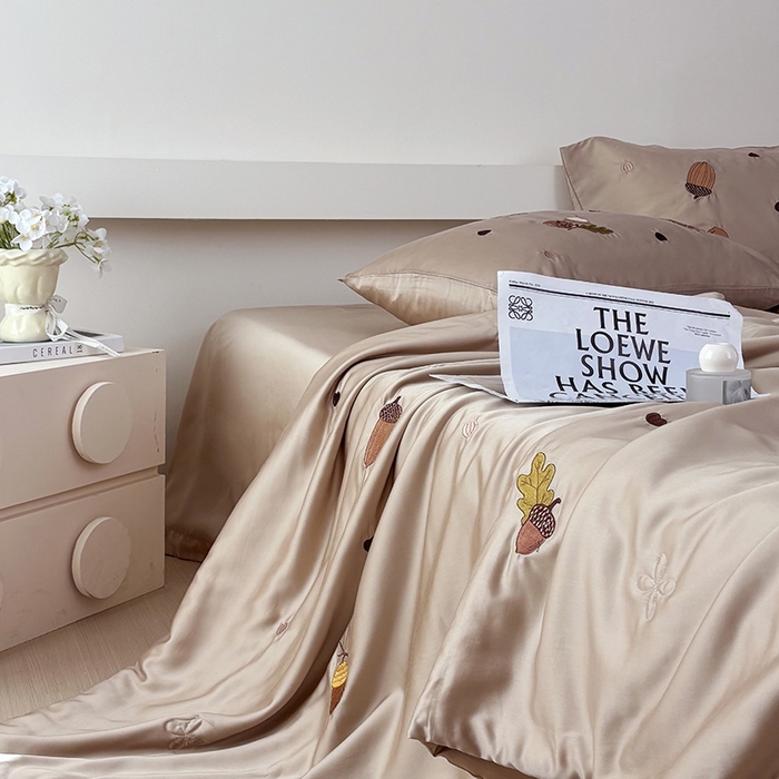 91家纺网 家纺一手货源 找家纺 波比可可 2026新款春夏凉感莱赛尔60支兰精天丝绣花夏被四件套 萌宠日记