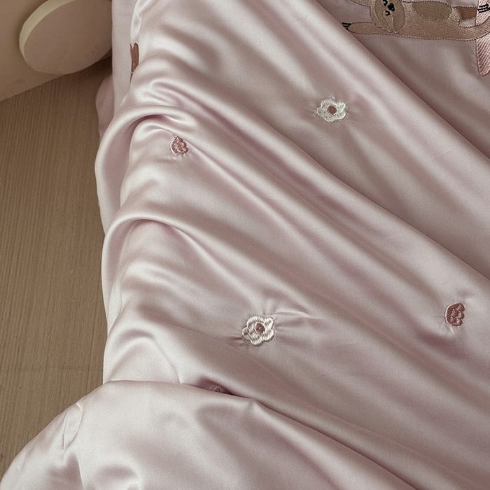 91家纺网 家纺一手货源 找家纺 波比可可 2026新款春夏凉感莱赛尔60支兰精天丝绣花夏被四件套 甜蜜花园