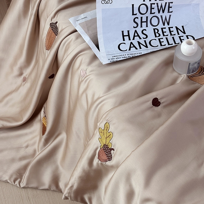 91家纺网 家纺一手货源 找家纺 波比可可 2026新款春夏凉感莱赛尔60支兰精天丝绣花夏被四件套 萌宠日记