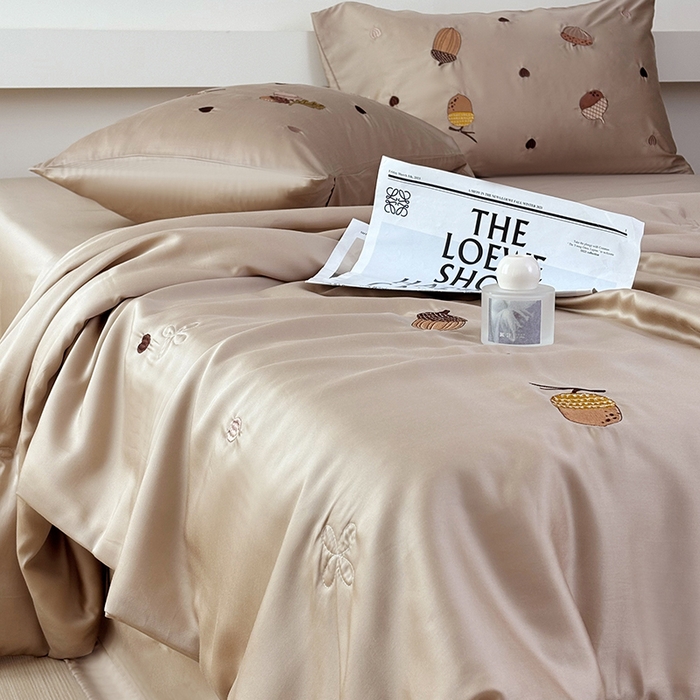 91家纺网 家纺一手货源 找家纺 波比可可 2026新款春夏凉感莱赛尔60支兰精天丝绣花夏被四件套 萌宠日记