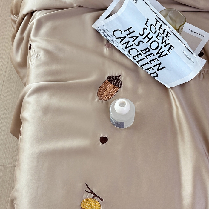 91家纺网 家纺一手货源 找家纺 波比可可 2026新款春夏凉感莱赛尔60支兰精天丝绣花夏被四件套 萌宠日记