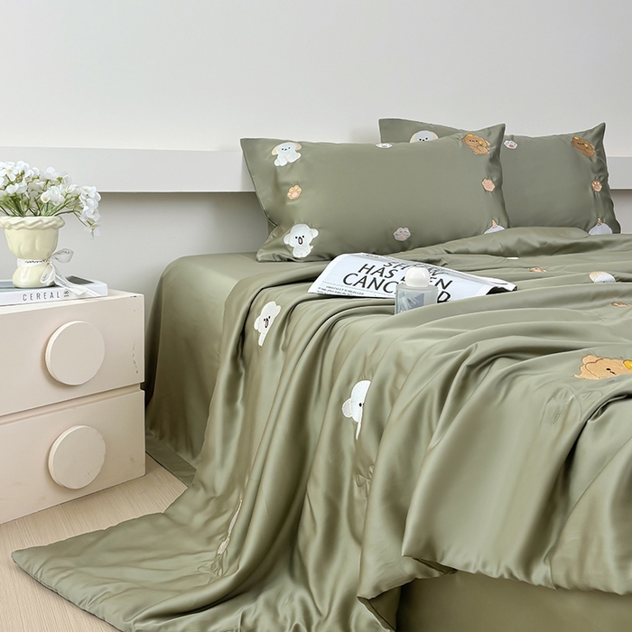 91家纺网 家纺一手货源 找家纺 波比可可 2026新款春夏凉感莱赛尔60支兰精天丝绣花夏被四件套 幸运小狗