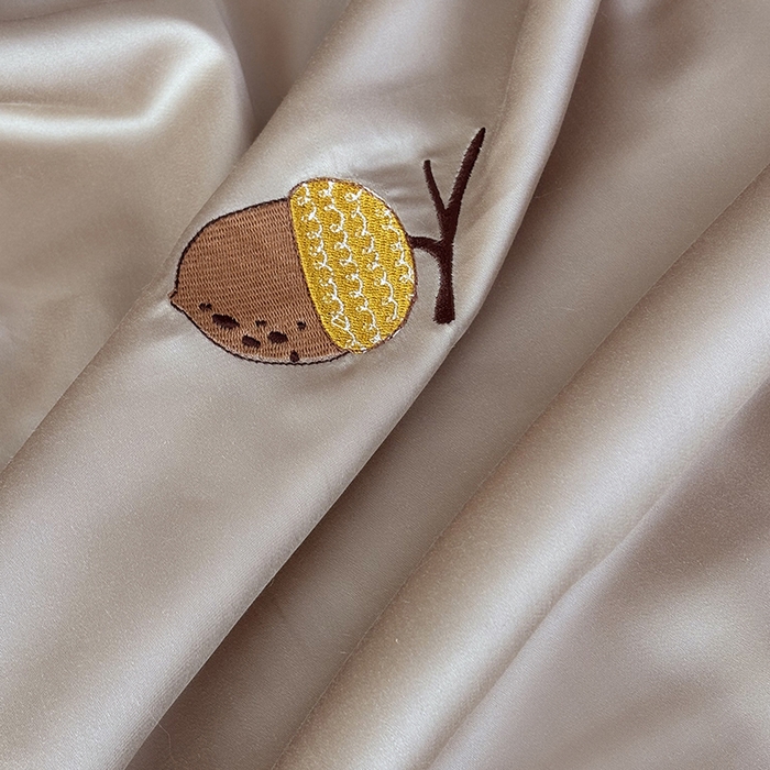 91家纺网 家纺一手货源 找家纺 波比可可 2026新款春夏凉感莱赛尔60支兰精天丝绣花夏被四件套 萌宠日记