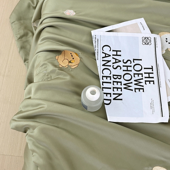 91家纺网 家纺一手货源 找家纺 波比可可 2026新款春夏凉感莱赛尔60支兰精天丝绣花夏被四件套 幸运小狗