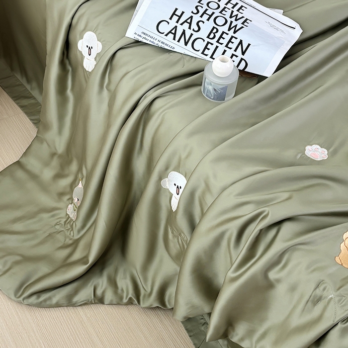 91家纺网 家纺一手货源 找家纺 波比可可 2026新款春夏凉感莱赛尔60支兰精天丝绣花夏被四件套 幸运小狗