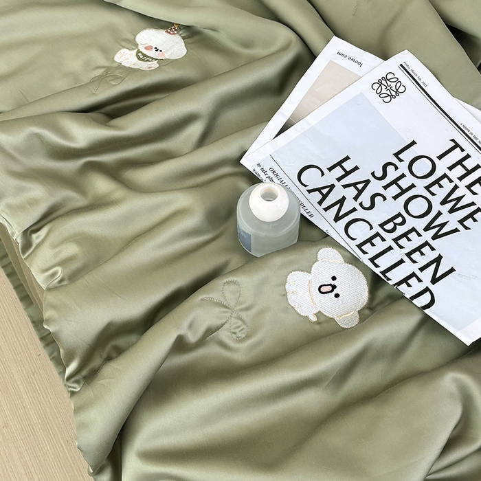 91家纺网 家纺一手货源 找家纺 波比可可 2026新款春夏凉感莱赛尔60支兰精天丝绣花夏被四件套 幸运小狗