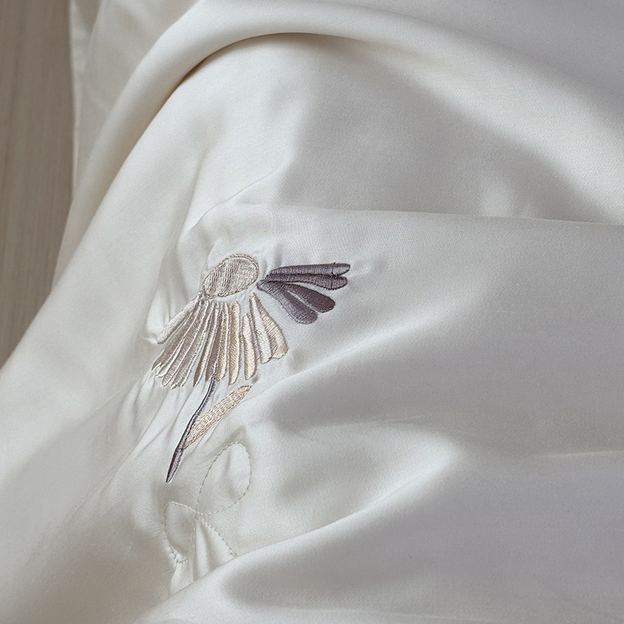 91家纺网 家纺一手货源 找家纺 波比可可 2026新款春夏凉感莱赛尔60支兰精天丝绣花夏被四件套 蝴蝶恋曲