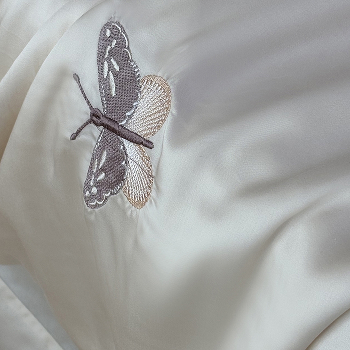 91家纺网 家纺一手货源 找家纺 波比可可 2026新款春夏凉感莱赛尔60支兰精天丝绣花夏被四件套 蝴蝶恋曲