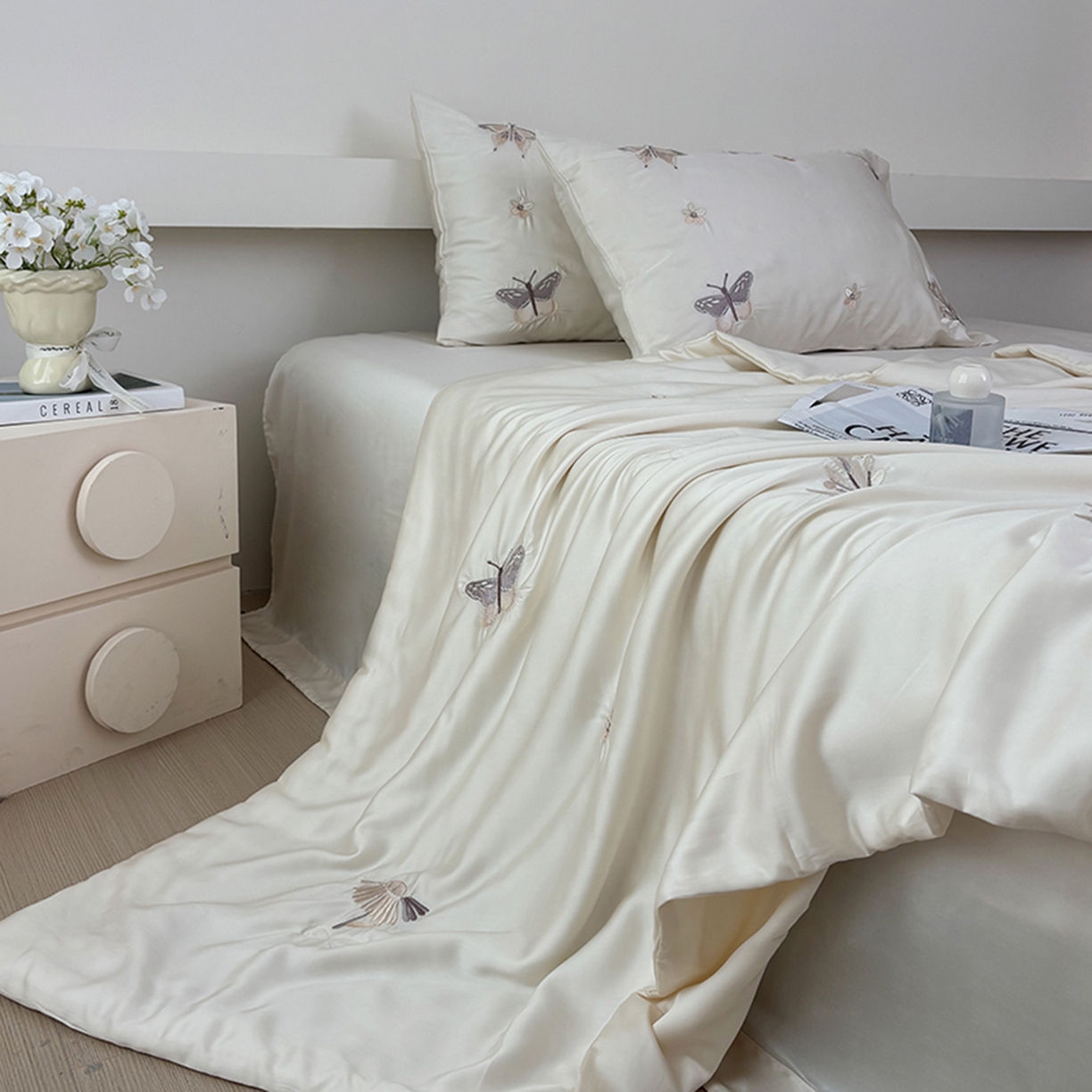 91家纺网 家纺一手货源 找家纺 波比可可 2026新款春夏凉感莱赛尔60支兰精天丝绣花夏被四件套 蝴蝶恋曲