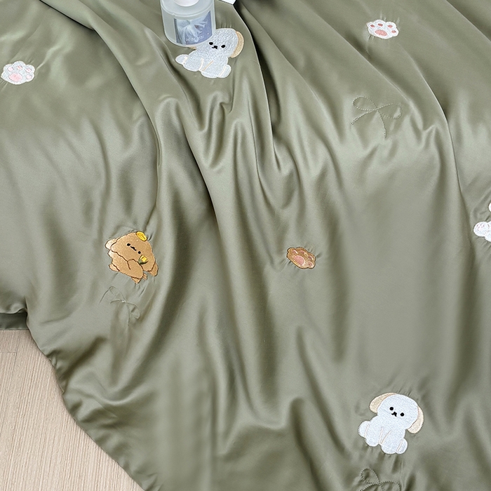 91家纺网 家纺一手货源 找家纺 波比可可 2026新款春夏凉感莱赛尔60支兰精天丝绣花夏被四件套 幸运小狗