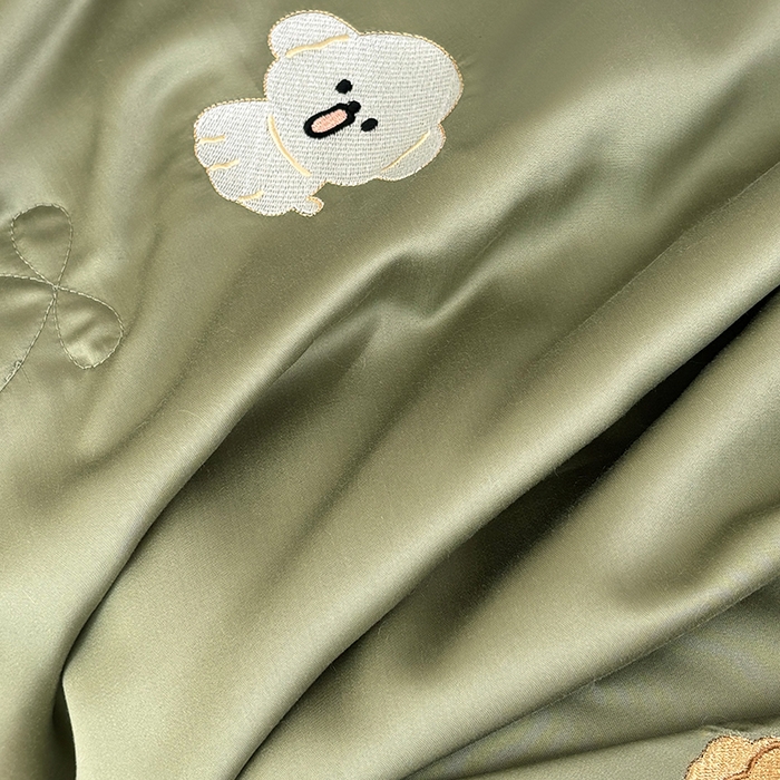 91家纺网 家纺一手货源 找家纺 波比可可 2026新款春夏凉感莱赛尔60支兰精天丝绣花夏被四件套 幸运小狗