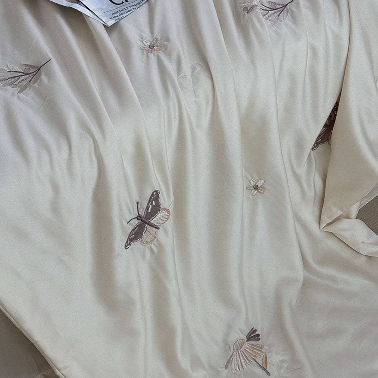 91家纺网 家纺一手货源 找家纺 波比可可 2026新款春夏凉感莱赛尔60支兰精天丝绣花夏被四件套 蝴蝶恋曲