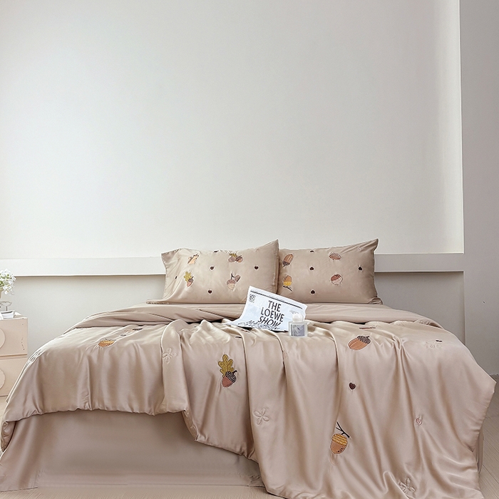 91家纺网 家纺一手货源 找家纺 波比可可 2026新款春夏凉感莱赛尔60支兰精天丝绣花夏被四件套 萌宠日记