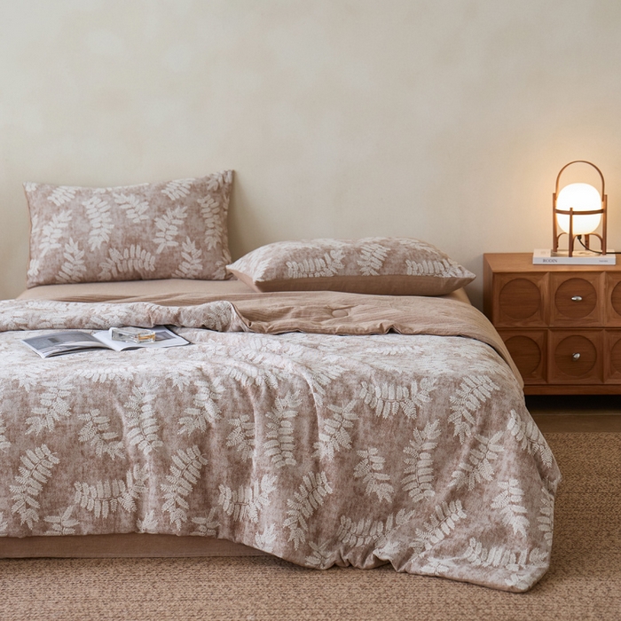 91家纺网 家纺一手货源 找家纺 如一 2026新款60S全棉色织提花三层纱夏被四件套-诗韵系列 诗韵咖