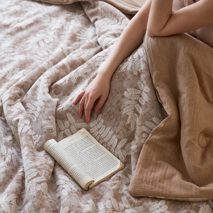 91家纺网 家纺一手货源 找家纺 如一 2026新款60S全棉色织提花三层纱夏被四件套-诗韵系列 诗韵咖