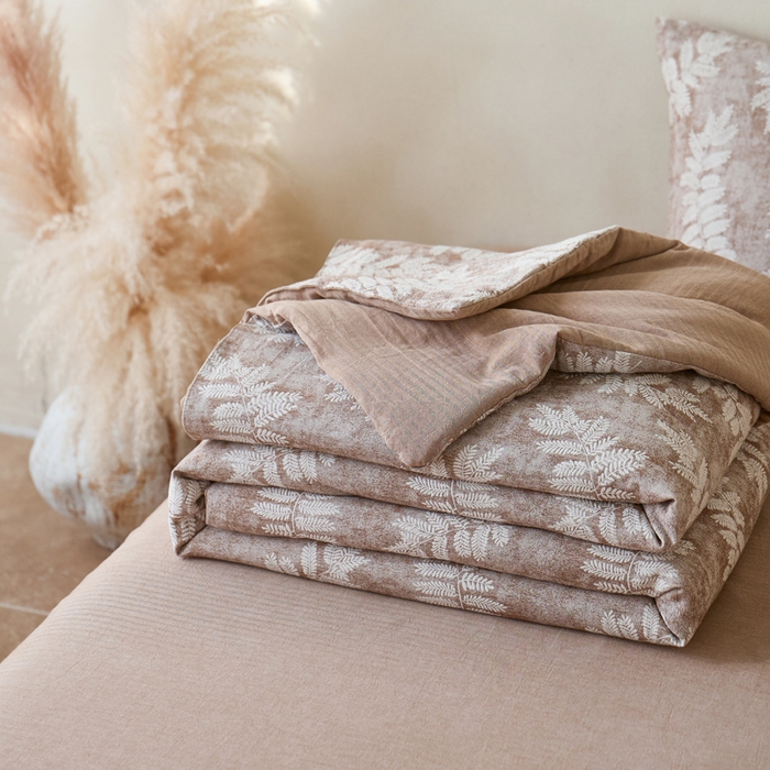 91家纺网 家纺一手货源 找家纺 如一 2026新款60S全棉色织提花三层纱夏被四件套-诗韵系列 诗韵咖