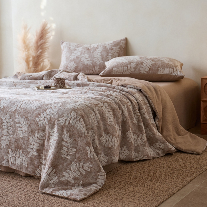 91家纺网 家纺一手货源 找家纺 如一 2026新款60S全棉色织提花三层纱夏被四件套-诗韵系列 诗韵咖