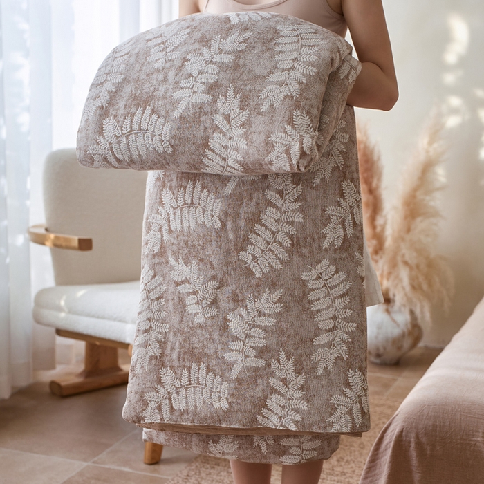 91家纺网 家纺一手货源 找家纺 如一 2026新款60S全棉色织提花三层纱夏被四件套-诗韵系列 诗韵咖