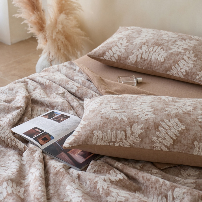 91家纺网 家纺一手货源 找家纺 如一 2026新款60S全棉色织提花三层纱夏被四件套-诗韵系列 诗韵咖