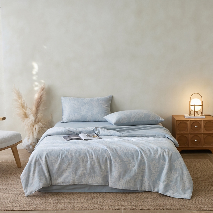 91家纺网 家纺一手货源 找家纺 如一 2026新款60S全棉色织提花三层纱夏被四件套-诗韵系列 诗韵蓝