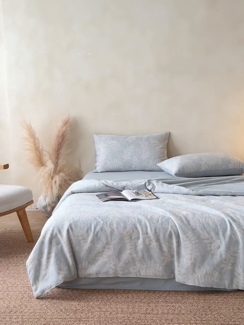 91家纺网 家纺一手货源 找家纺 如一 2026新款60S全棉色织提花三层纱夏被四件套-诗韵系列 诗韵蓝