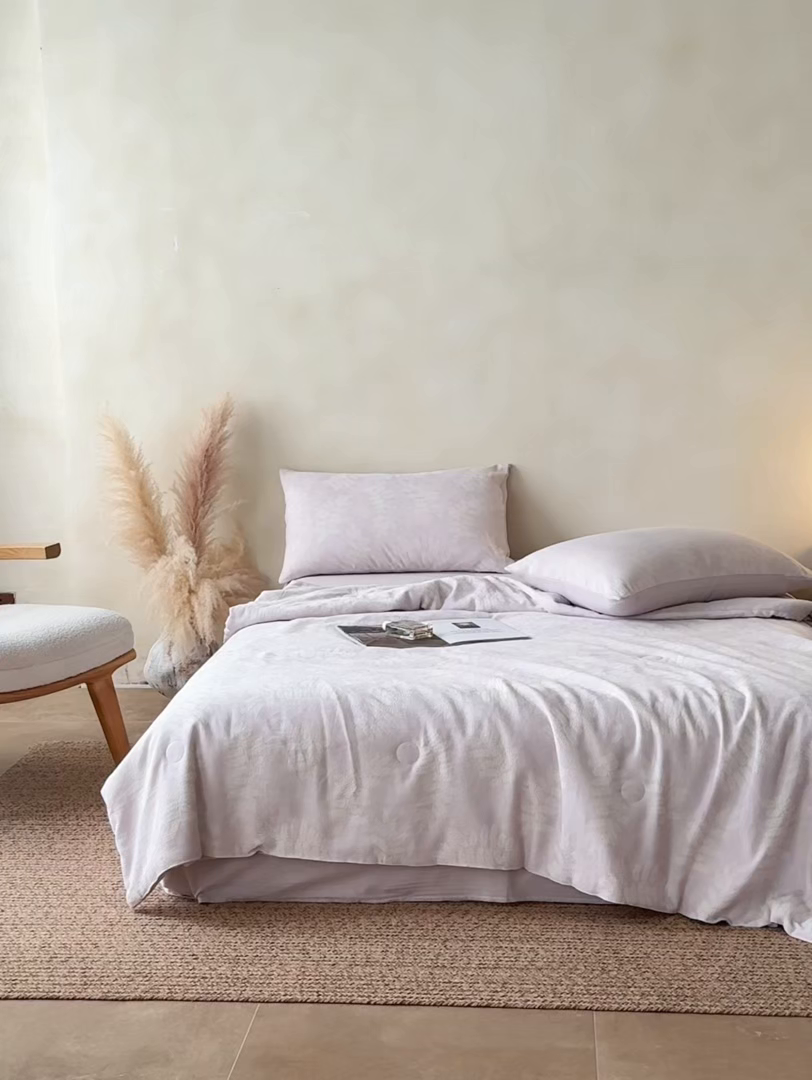 91家纺网 家纺一手货源 找家纺 如一 2026新款60S全棉色织提花三层纱夏被四件套-诗韵系列 诗韵紫